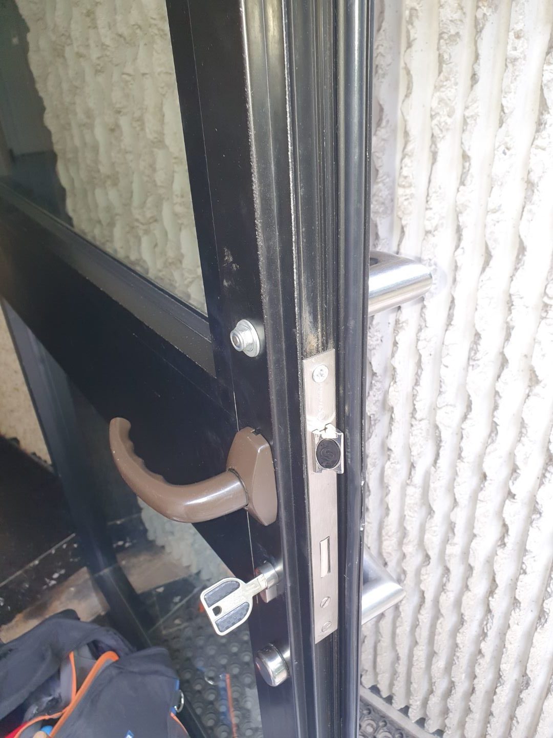 Technique professionnelle ouverture serrure Saint-Julien-en-Genevois par serrurier professionnel zone frontalière sans casse