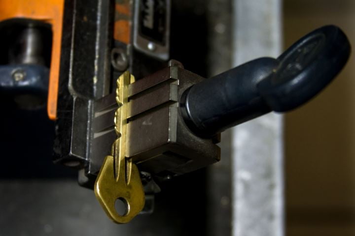 Différence porte claquée et porte verrouillée Saint-Julien-en-Genevois explication serrurier professionnel